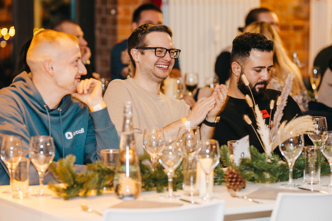 Menschen an einem gedeckten Weihnachtstisch