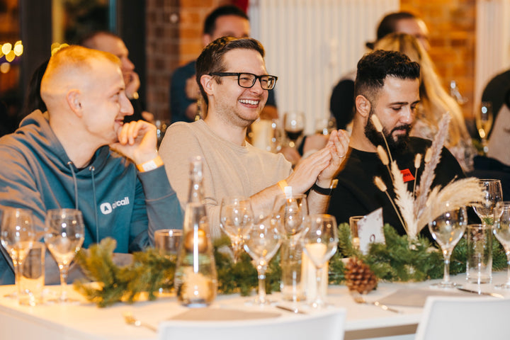 Menschen an einem gedeckten Weihnachtstisch