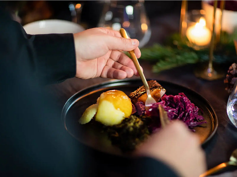Detailaufnahme eines errangierten Tellers mit einer veganen Keule und weihnachtlichen Beilagen
