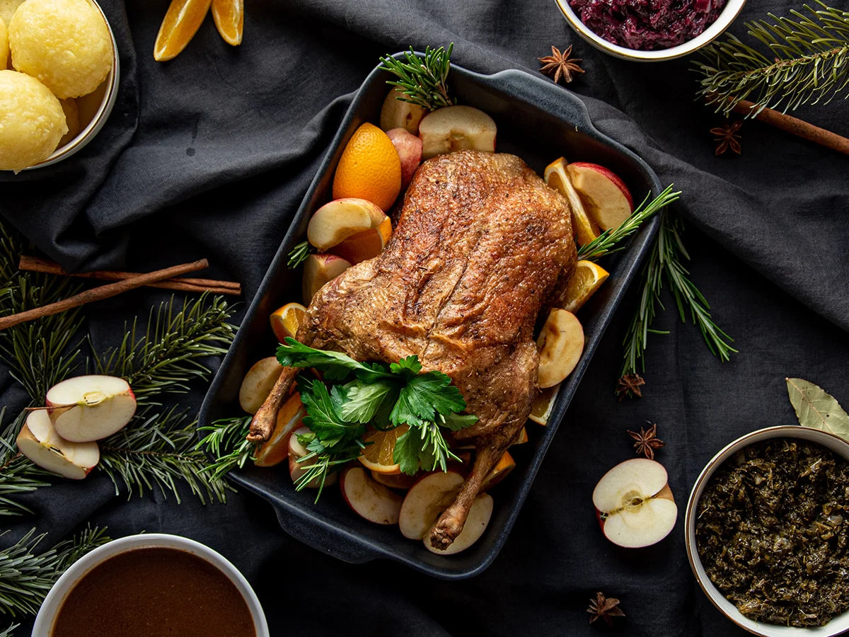 Knuspriger Entenbraten mit Beilagen von Gans wie bei Oma