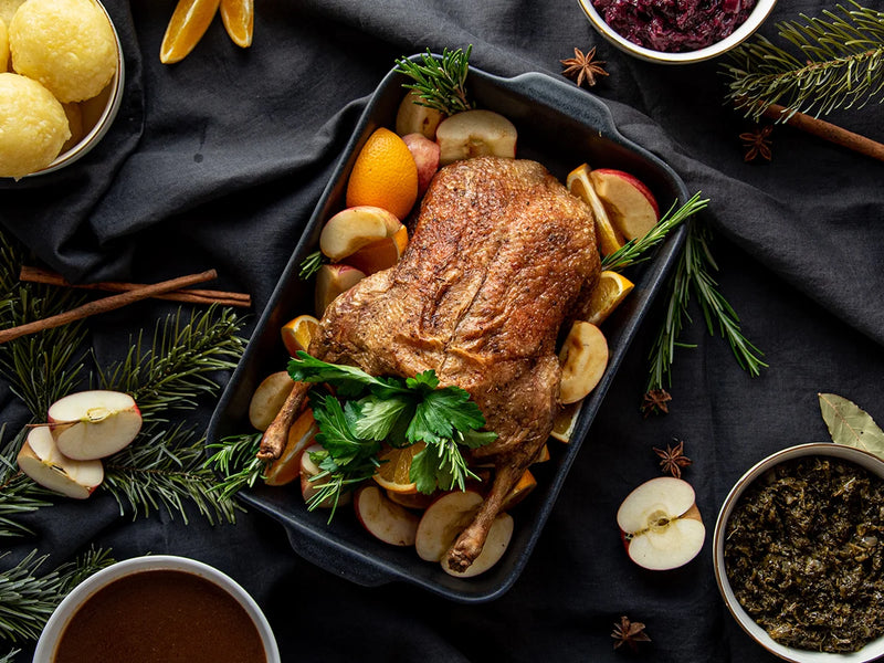 Knuspriger Entenbraten mit Beilagen von Gans wie bei Oma