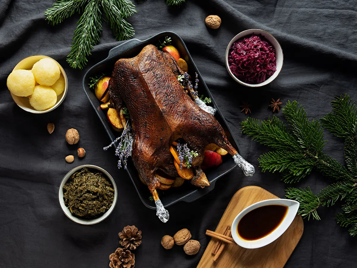 Knuspriger Gänsebraten mit Beilagen von Gans wie bei Oma