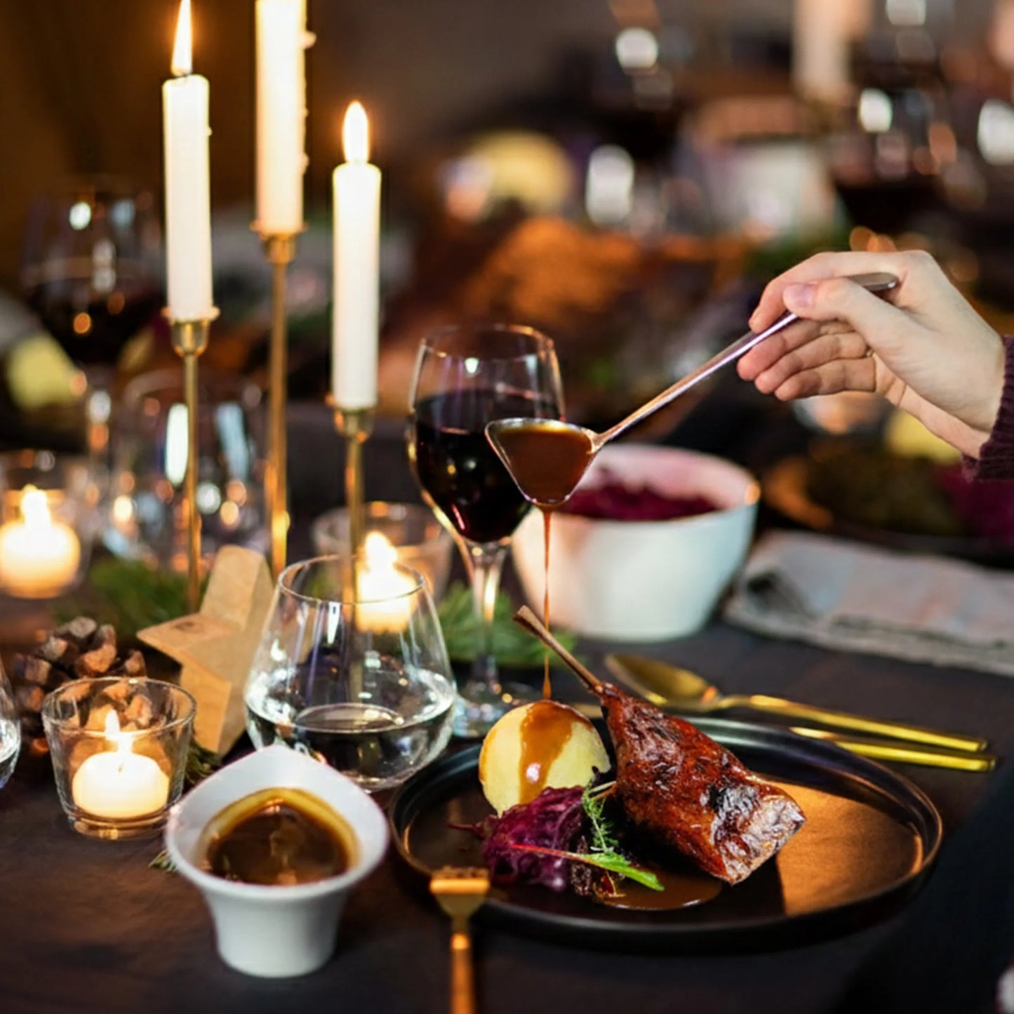 Vegane Keule von Gans wie bei Oma mit veganer Sauce und Beilagen angerichtet