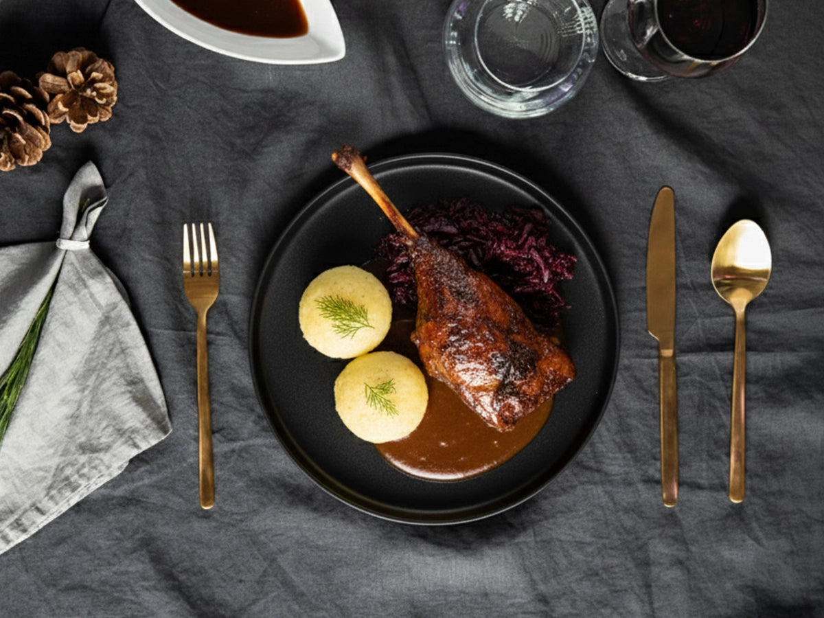 Knusprige vegane Keule mit veganen Beilagen von Gans wie bei Oma